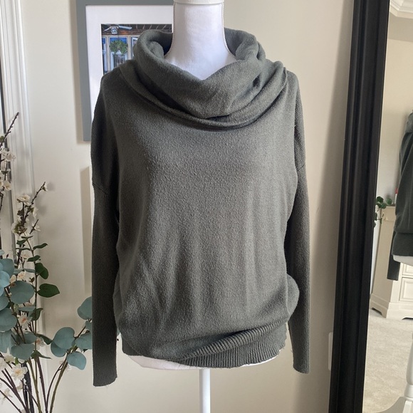 ⏰ Poof - turtleneck drop shoulder sweater - L - Picture 2 of 6